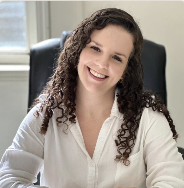 Anna Rebessi, psicóloga e neuropsicóloga, em seu consultório